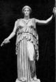 63. Деметра. Римская копия греческого оригинала половины V века до н.э. Богиня одета в пеплу, подпоясанную ремнем, которая скреплена на плечах фибулами, и ниспадающая к земле тяжелыми складками