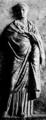 66. Стоящая муза. Рельеф. Мантинея. Национальный музей, Афины. Поверх длинного хитона наброшен широкий, собранный в складки гиматион.