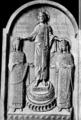 97. Христос коронует императора Романа и его супругу Евдоксию. Слоновая кость, рельеф на переплете Безансонского евангелия, X или XI век. Национальная библиотека, Париж