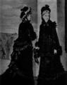 448. Из модного журнала,1875г. 3имние выходные платья имеют опять турнюры, они дополнены короткими жакетами, отделанными мехом. На обеих дамах шляпки, назыв. капот (capote)