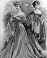 479. «Зэ Лейдиз Филд», 1903 г. В вечерних туалетах тяжелый атлас юбки скомбинирован с кружевами и тюлем. Декольте и юбка туалета справа украшены вышивкой в виде больших звездообразных цветов.