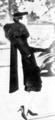 504. Кристобальд Баленсиага, 1955 г. Выходное платье в стиле «тюник». Узкие прилегающие линии типичны для середины пятидесятых лет.