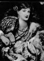 820. Эдуард Берн-Джонс, Мона Ванна Костюм этой героини изображен здесь с подлинно художественным преувеличением. В распущенных волосах у нее большие заколки в виде свившихся змей, на шее —несколько ниток кораллов.