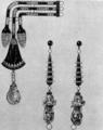 821. «Газет дю бон тон» (Gazette du bon ton; 1924—1925 гг. Ювелирные украшения тридцатых годов становятся более простыми по форме, что соответствует более простому стилю одежды. Здесь видно влияние египетского орнамента.
