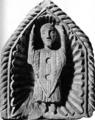 836. Орант с рельефа в Миребоском костеле Музей де Пуатье. Риза в плечах широкая и книзу сужается в виде треугольника, украшена полосками с рисунком.

